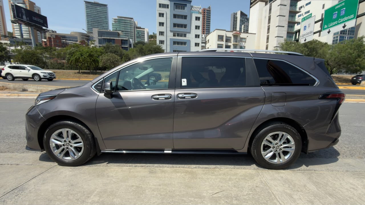 TOYOTA SIENNA LIMITED 2023