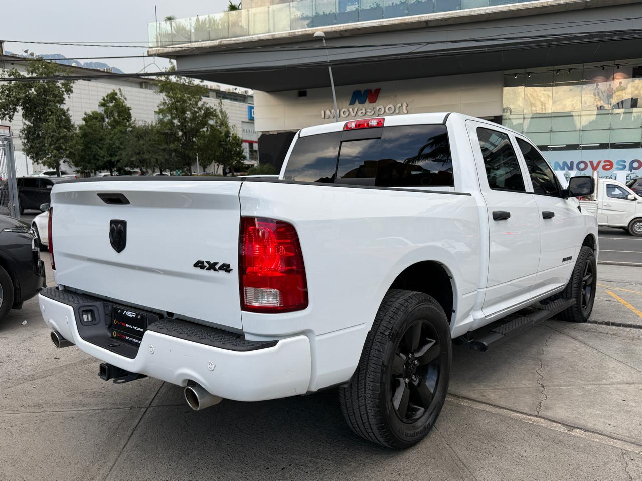 RAM 1500 CREW CAB HEMI SPORT 4X4