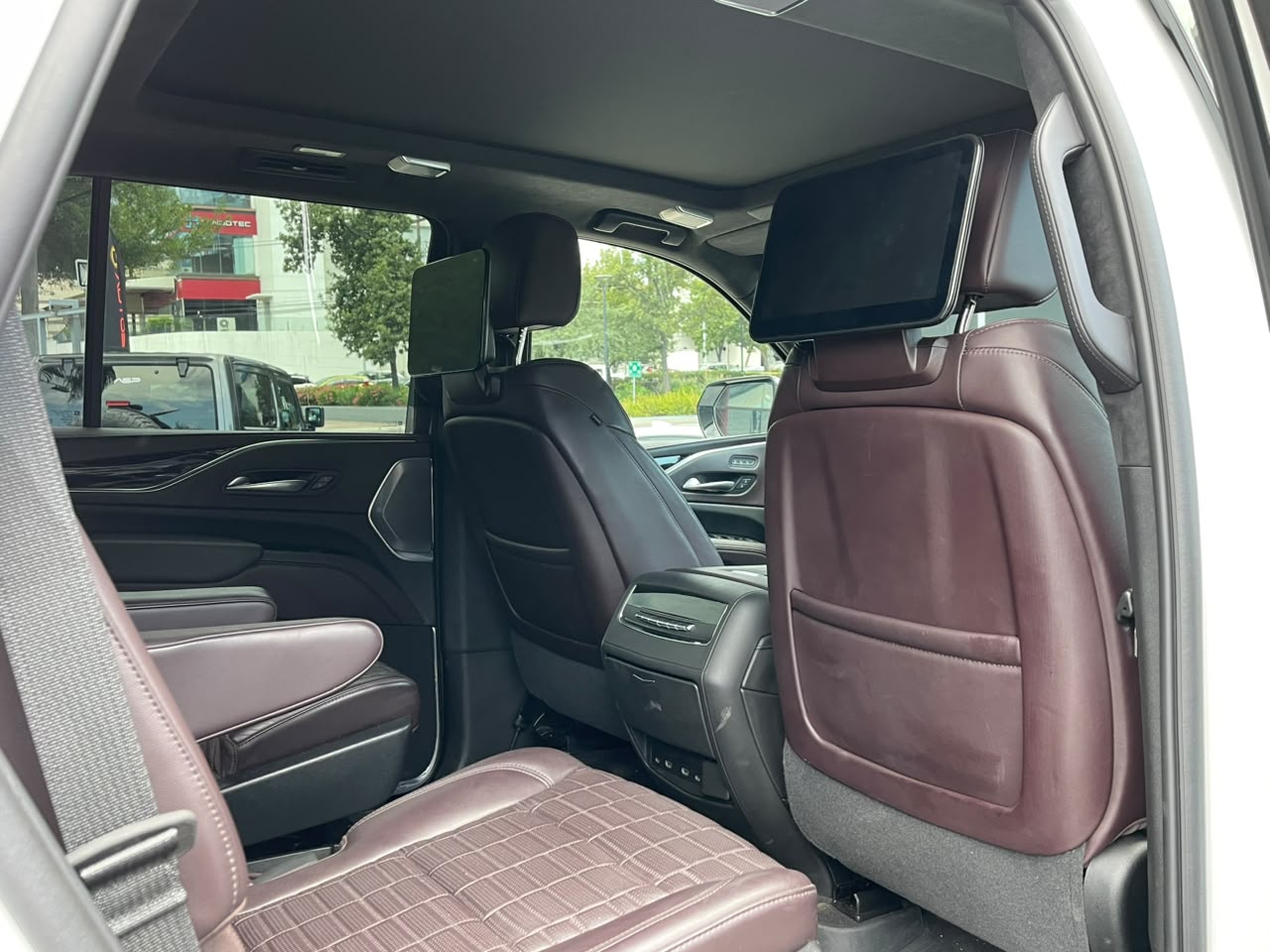 ESCALADE V-SPORT