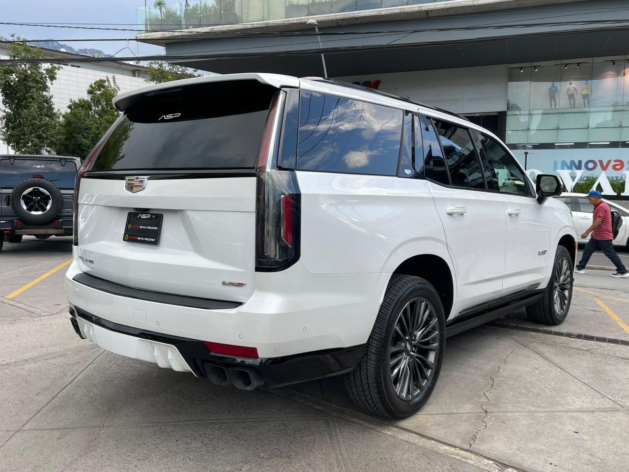 ESCALADE V-SPORT
