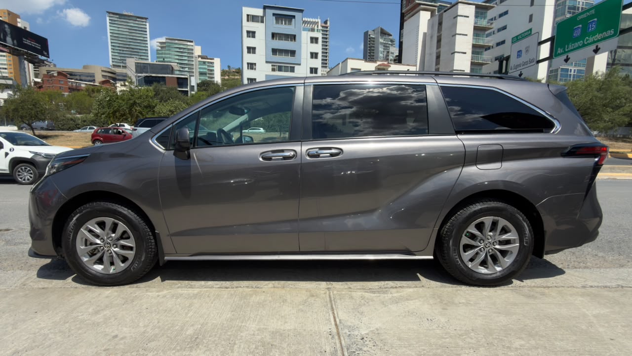 TOYOTA SIENNA XLE 2022