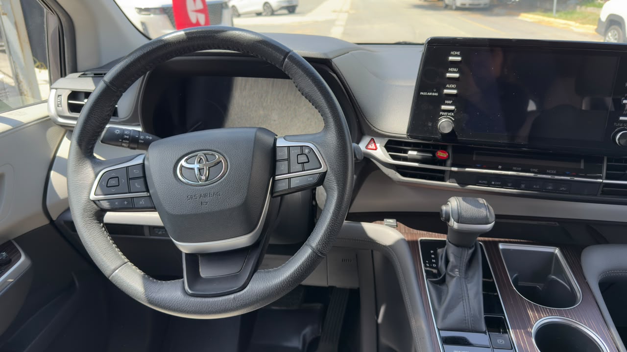 TOYOTA SIENNA XLE 2022