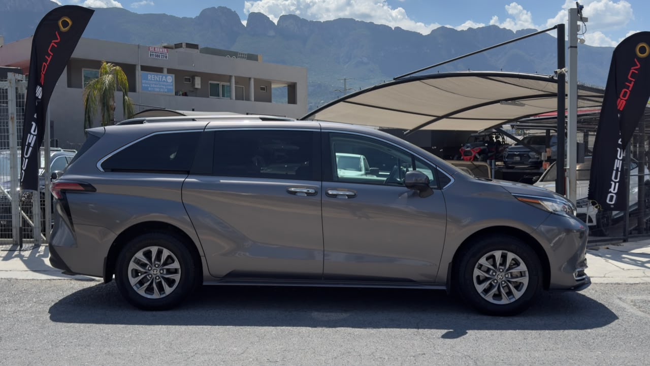 TOYOTA SIENNA XLE 2022