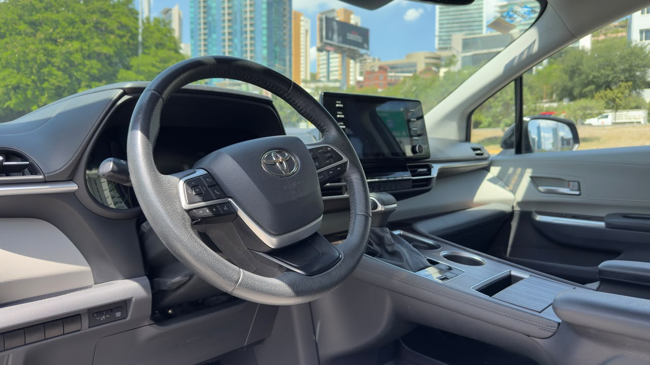 TOYOTA SIENNA XLE 2022