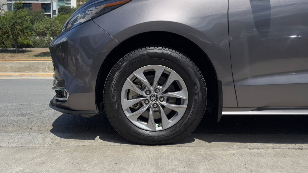 TOYOTA SIENNA XLE 2022