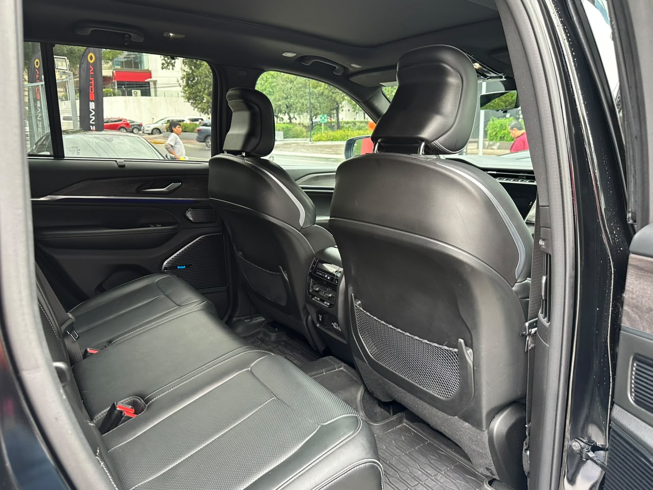 GRAND CHEROKEE OVERLAND