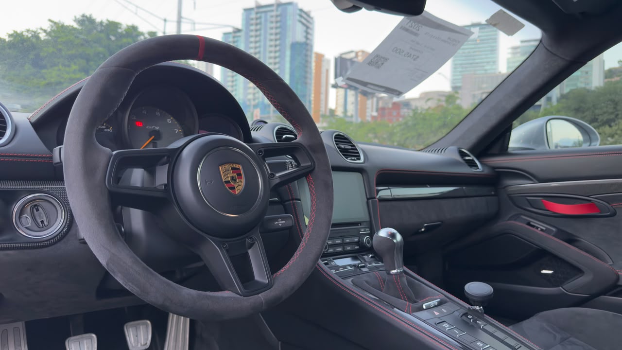 PORSCHE 718 CAYMAN GT4 2021