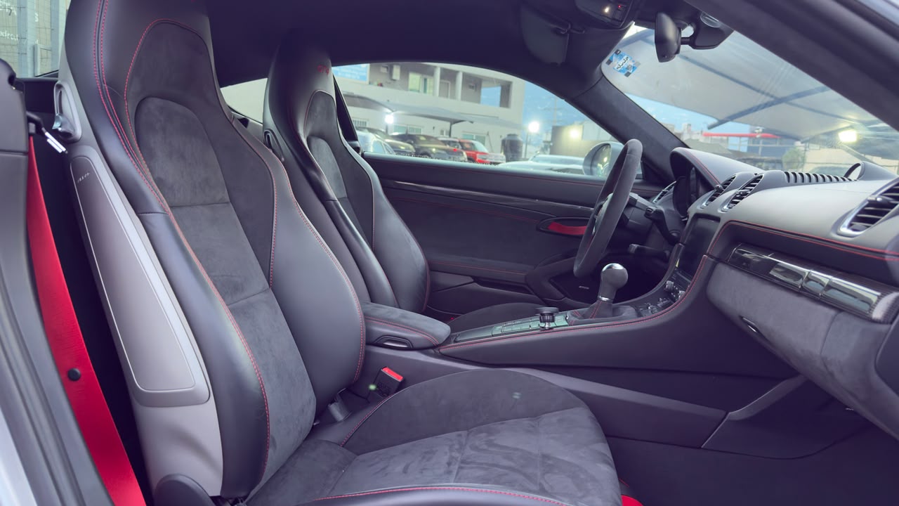 PORSCHE 718 CAYMAN GT4 2021