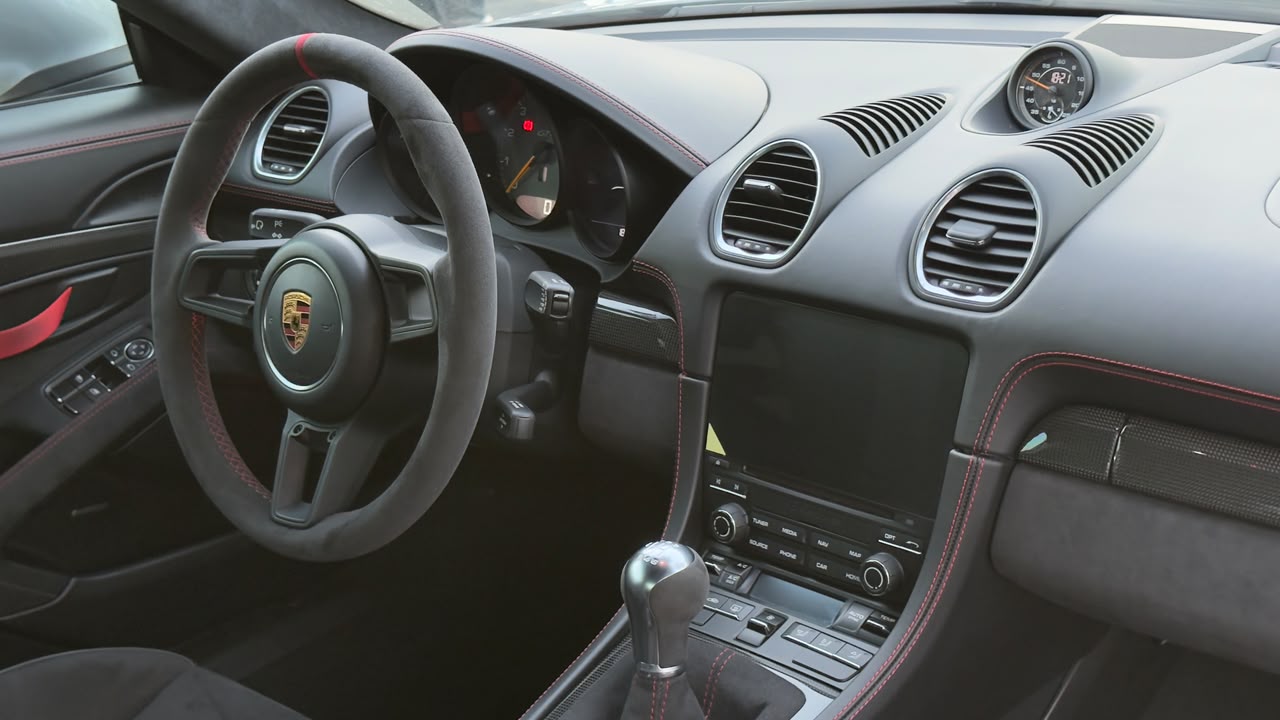 PORSCHE 718 CAYMAN GT4 2021
