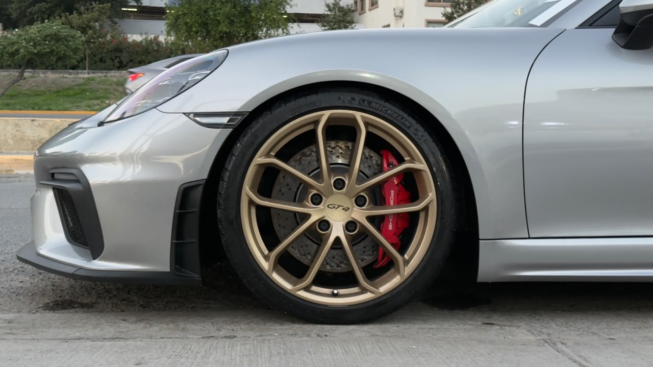 PORSCHE 718 CAYMAN GT4 2021