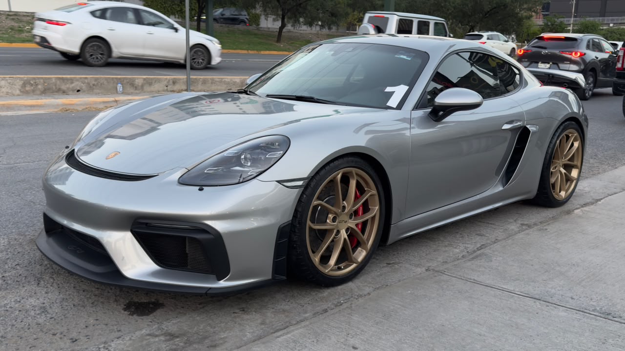 PORSCHE 718 CAYMAN GT4 2021