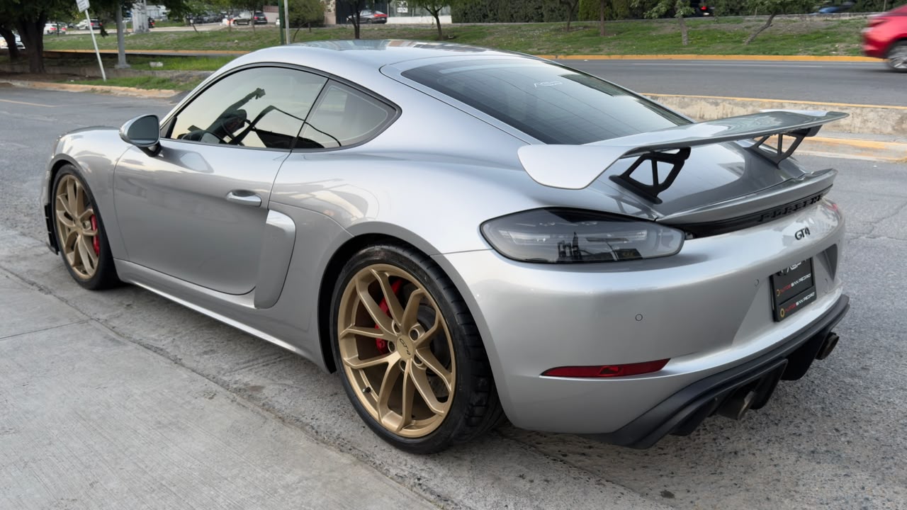 PORSCHE 718 CAYMAN GT4 2021