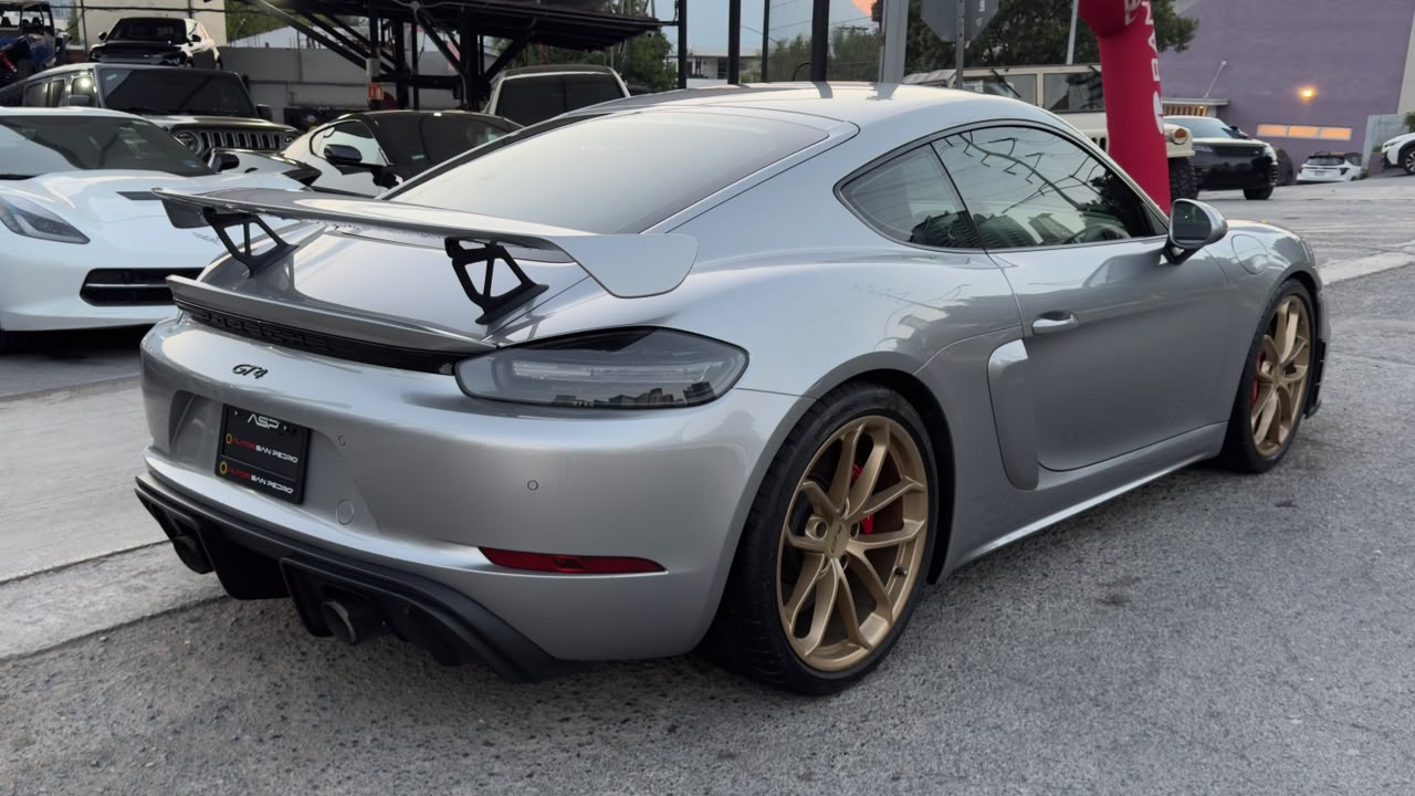 PORSCHE 718 CAYMAN GT4 2021