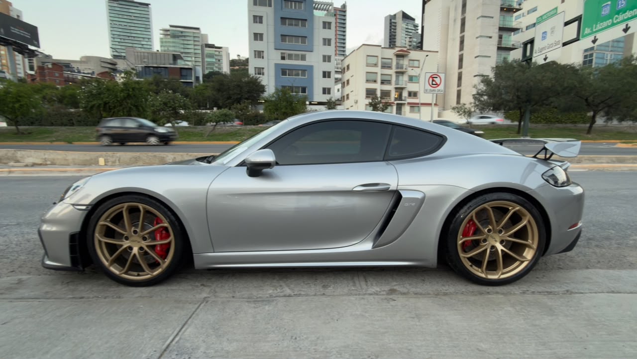 PORSCHE 718 CAYMAN GT4 2021