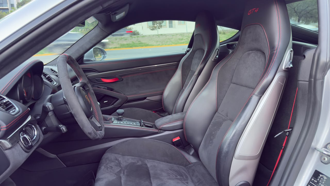 PORSCHE 718 CAYMAN GT4 2021
