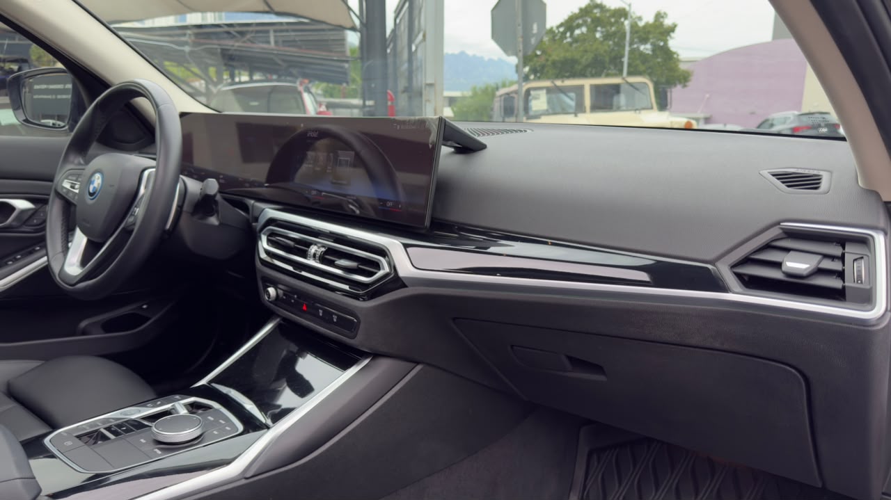 BMW 330E HYBRID 2024