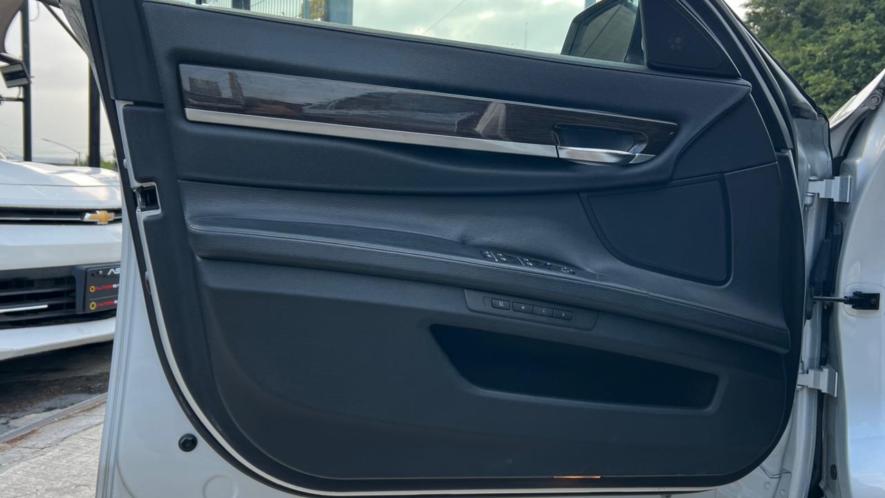BMW 740IA 2011