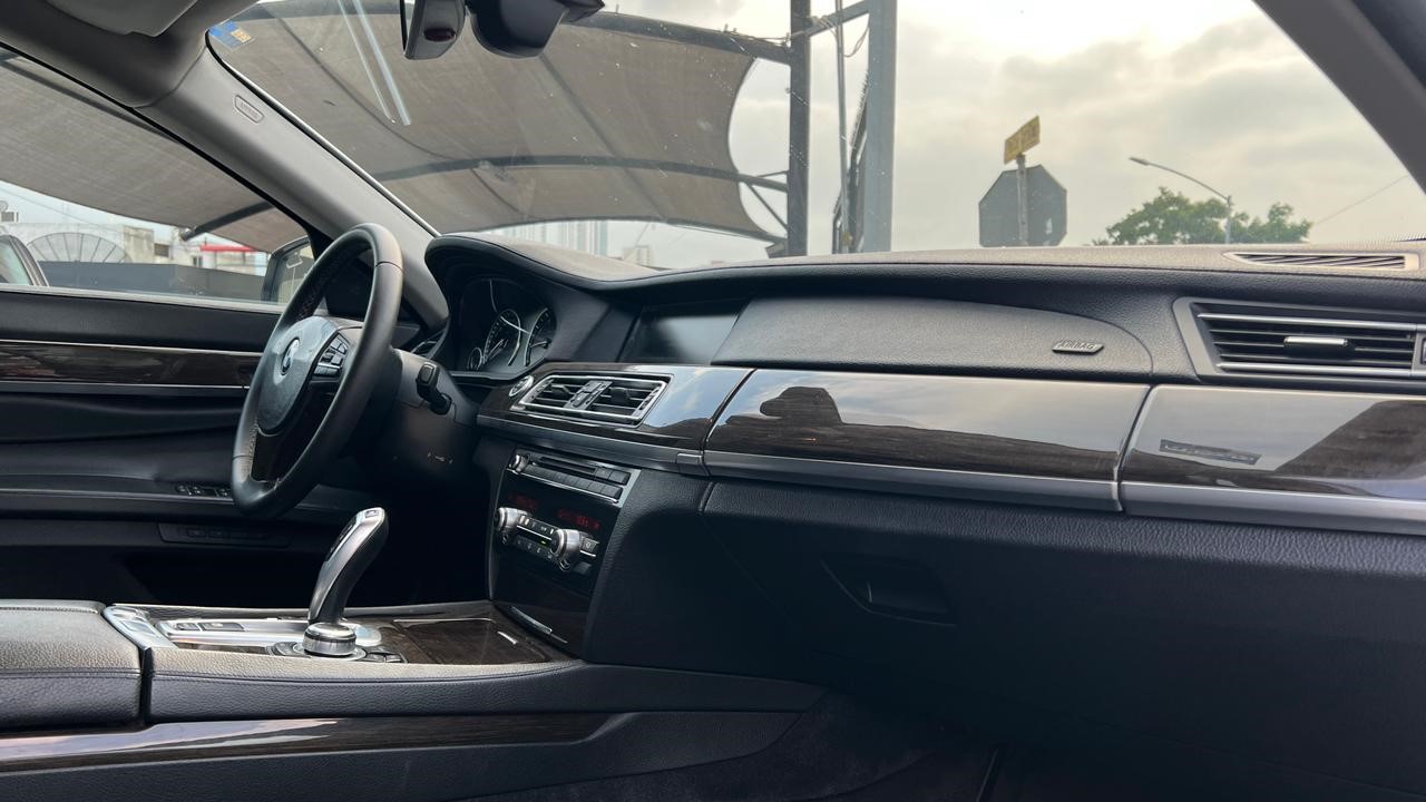 BMW 740IA 2011