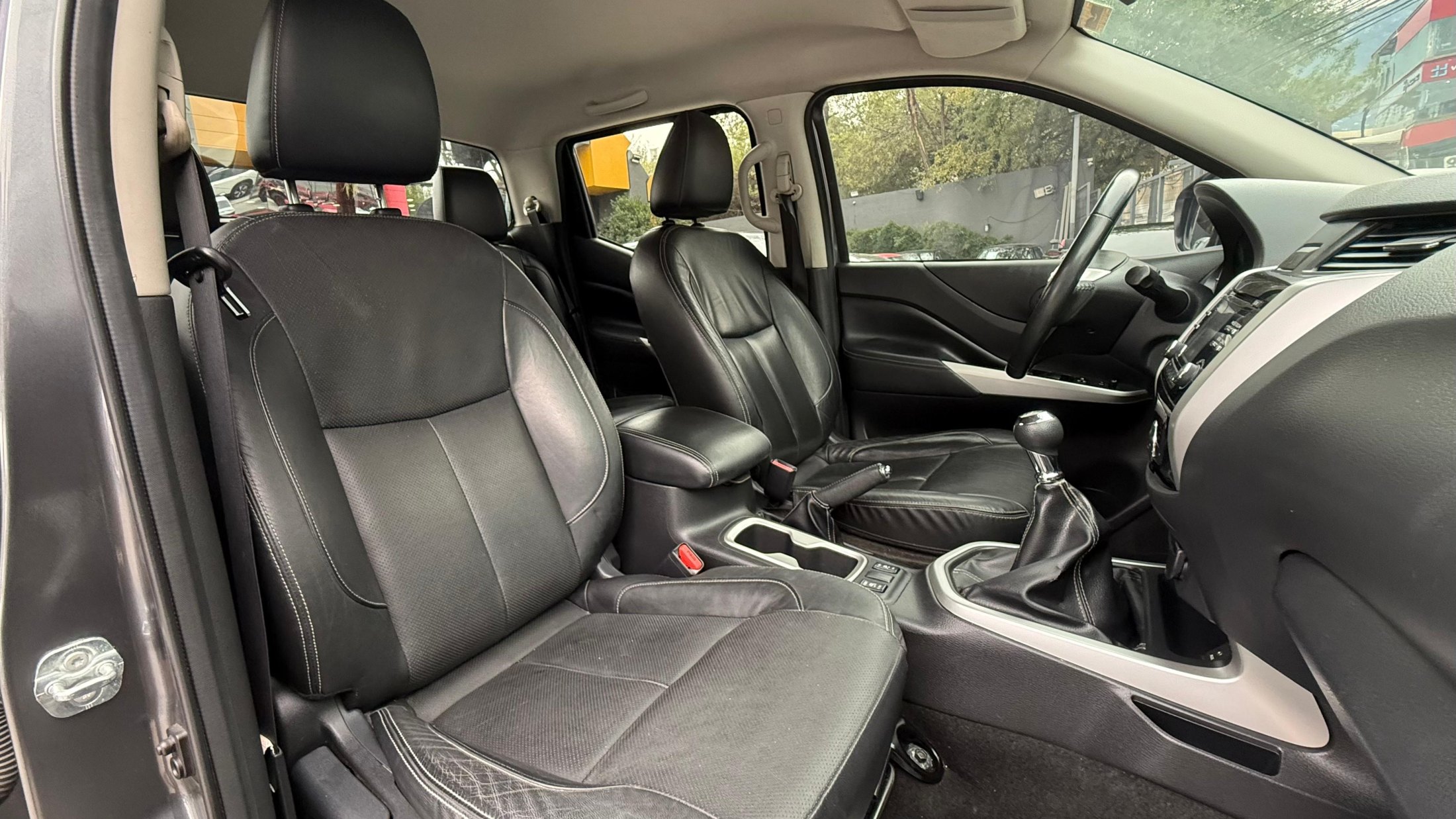 Nissan NP300 Frontier LE Midnight Edition
