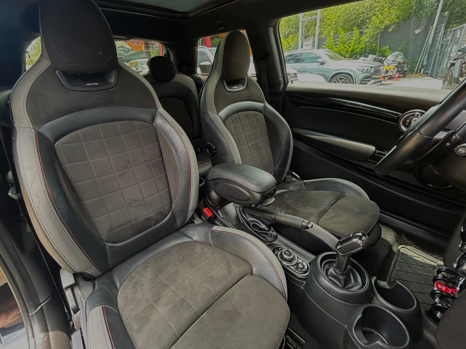 MINI Cooper John Cooper Works Pat Moss Edition