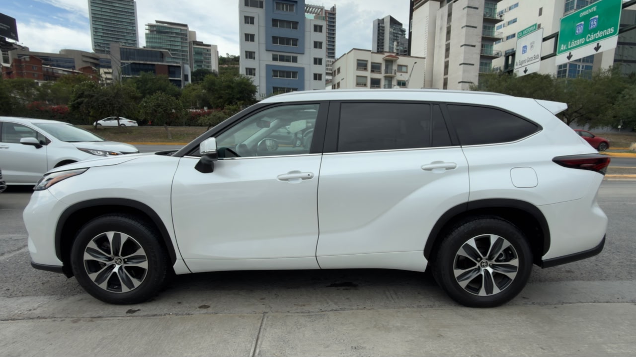 TOYOTA HIGHLANDER XLE HEV PIEL 2024