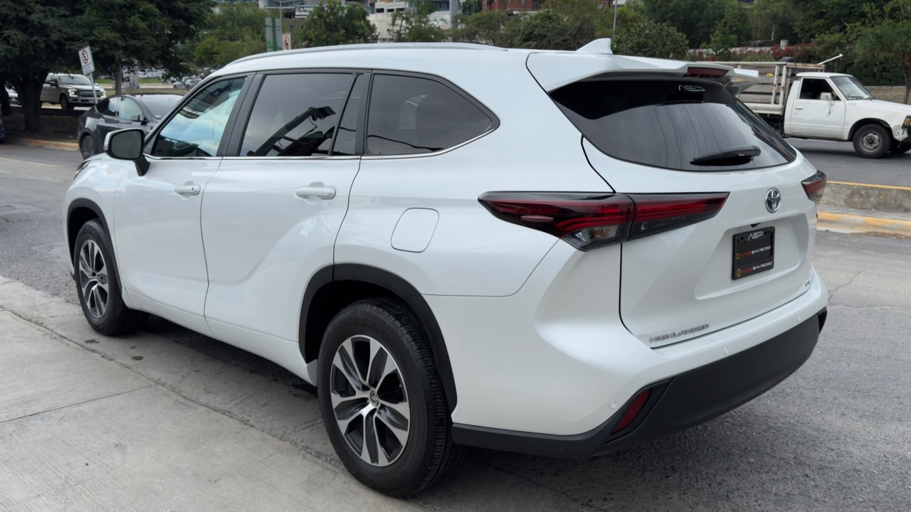 TOYOTA HIGHLANDER XLE HEV PIEL 2024