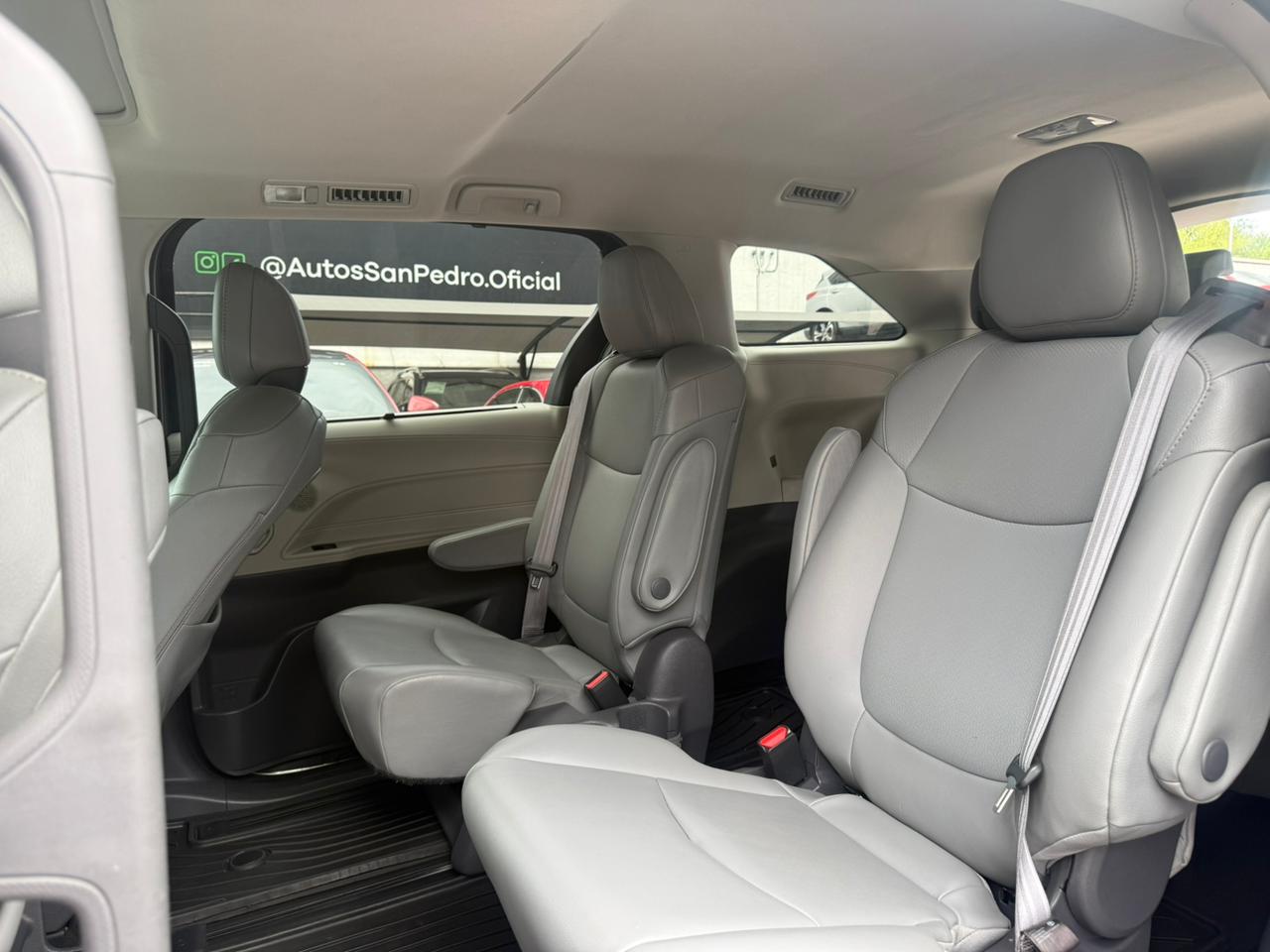SIENNA XLE HYBRID
