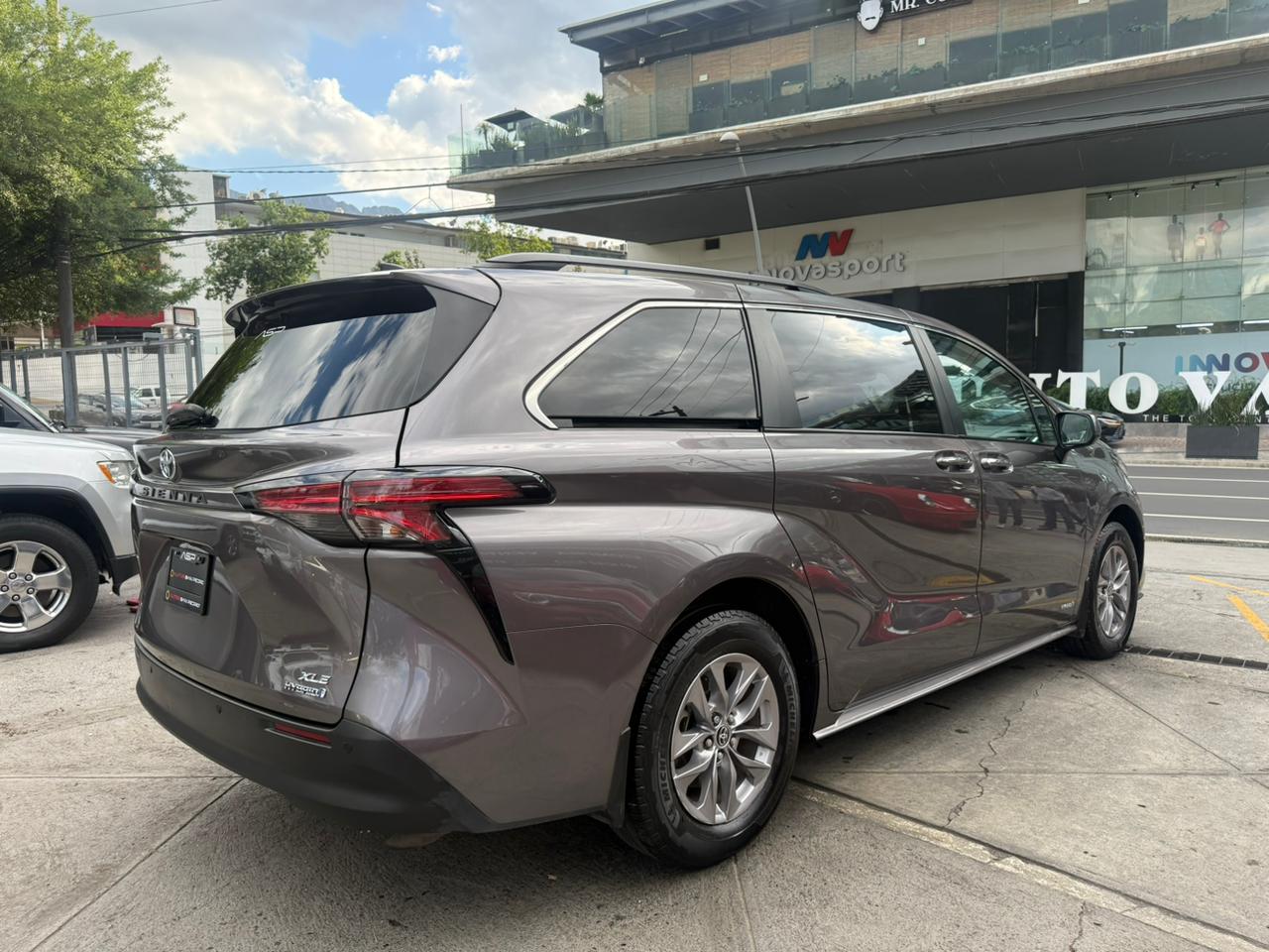 SIENNA XLE HYBRID