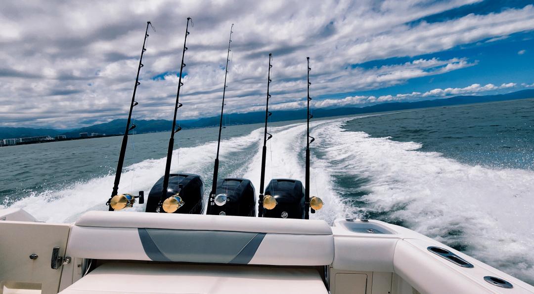 BOSTON WHALER 37 OUTRAGE 2011