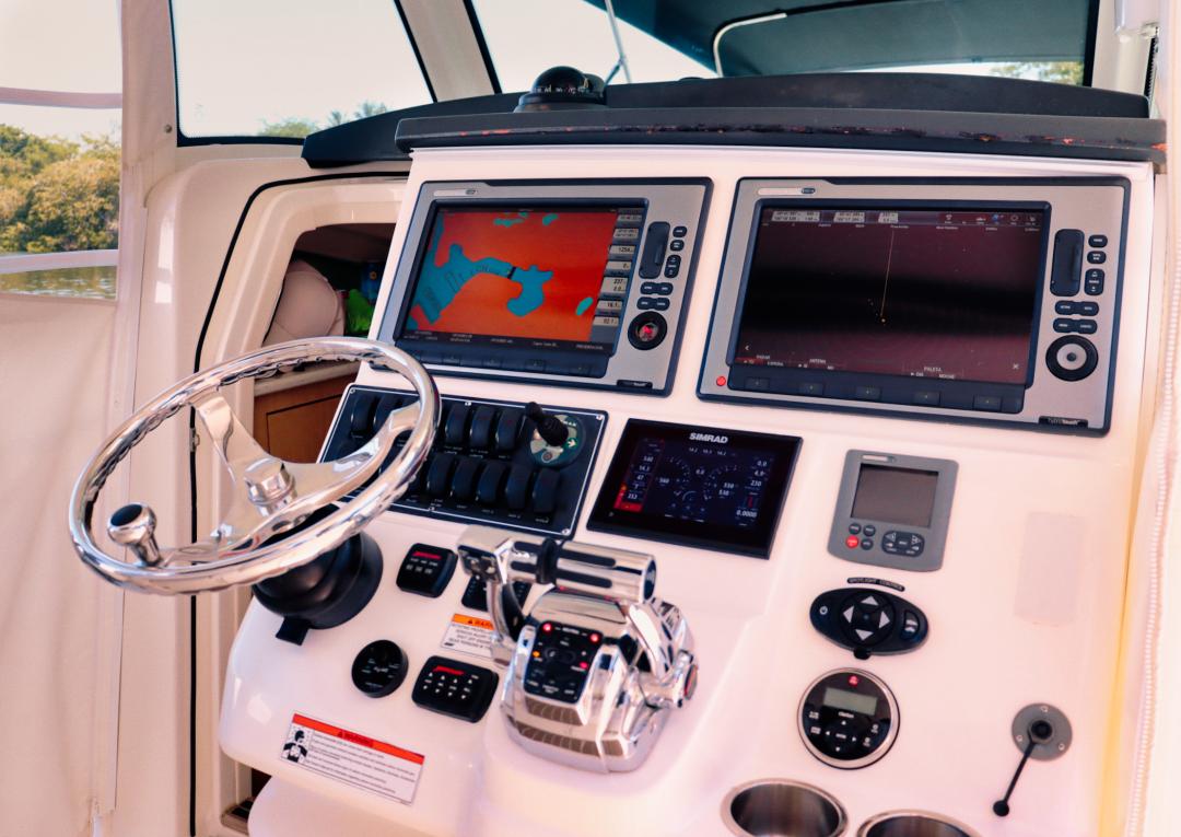 BOSTON WHALER 37 OUTRAGE 2011