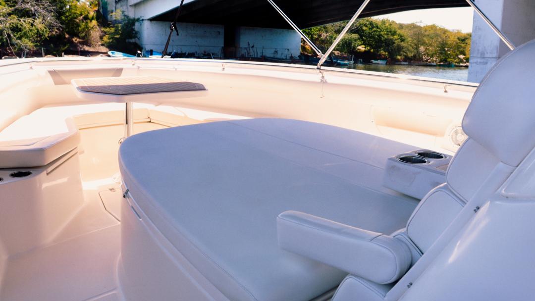 BOSTON WHALER 37 OUTRAGE 2011