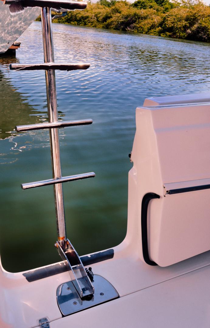 BOSTON WHALER 37 OUTRAGE 2011