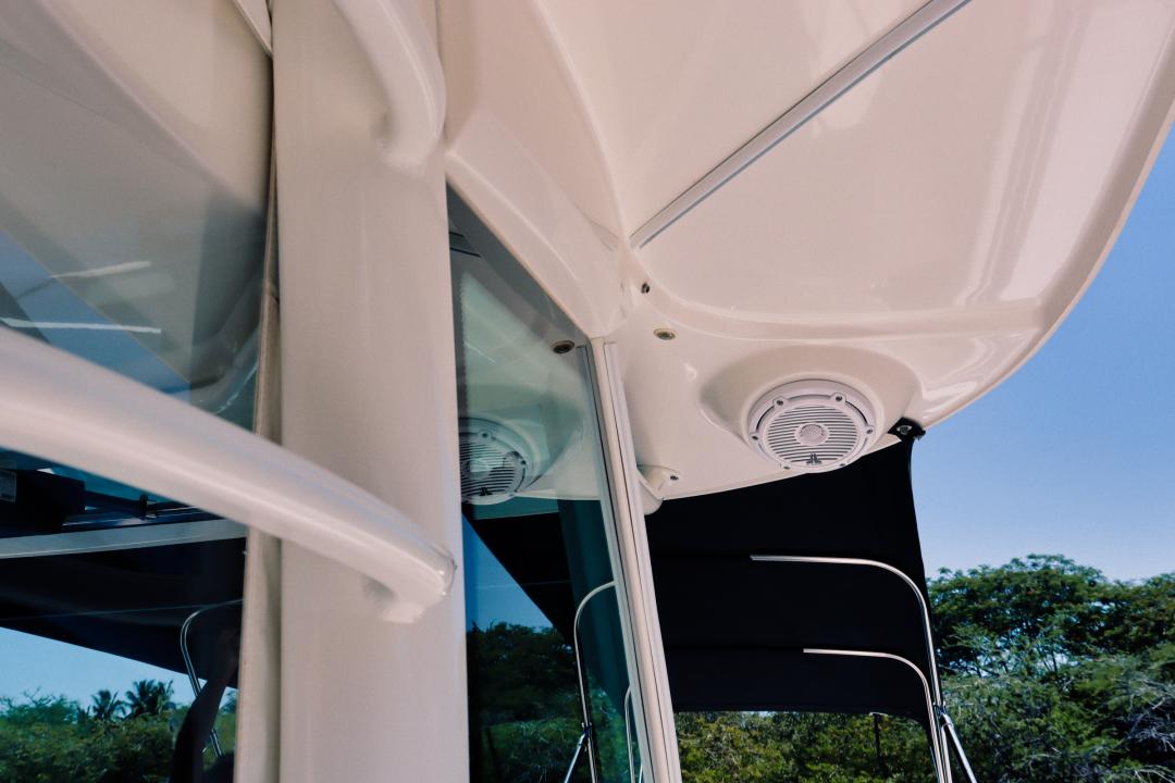 BOSTON WHALER 37 OUTRAGE 2011