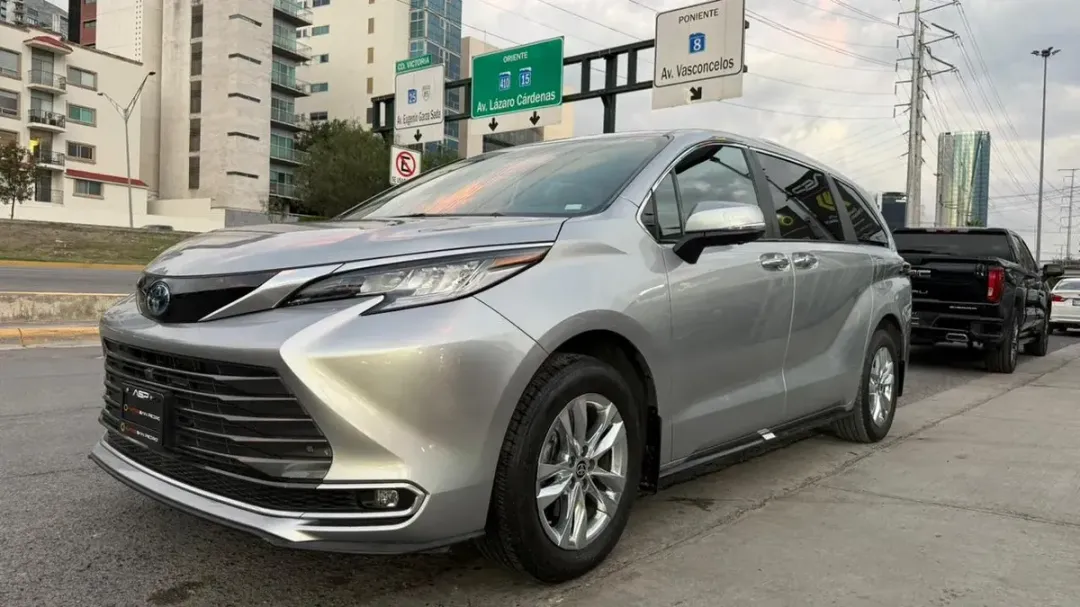 Toyota SIENNA HIBRIDA LIMITED 2025