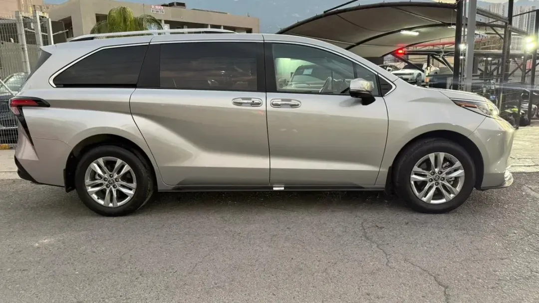 Toyota SIENNA HIBRIDA LIMITED 2025