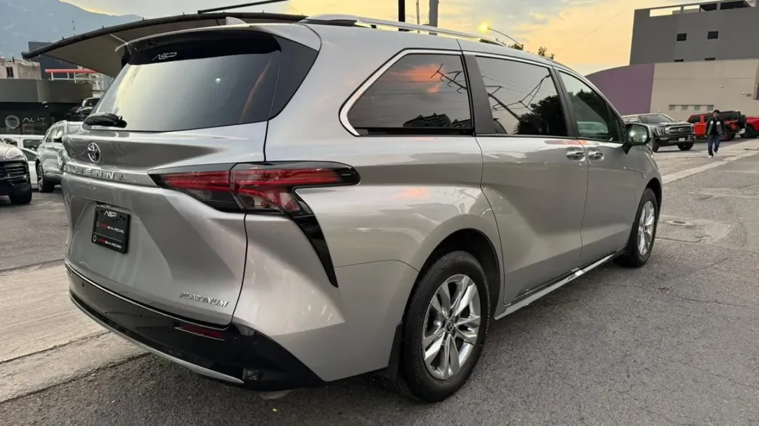 Toyota SIENNA HIBRIDA LIMITED 2025