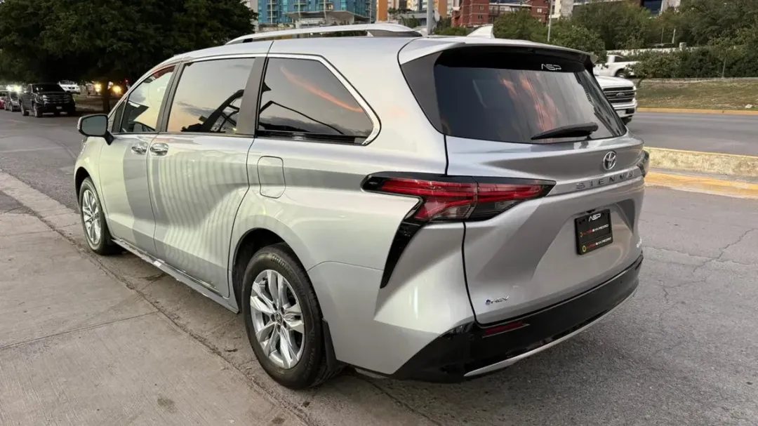 Toyota SIENNA HIBRIDA LIMITED 2025