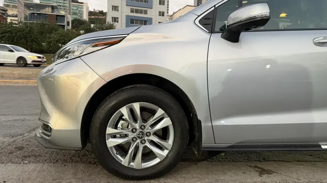 Toyota SIENNA HIBRIDA LIMITED 2025