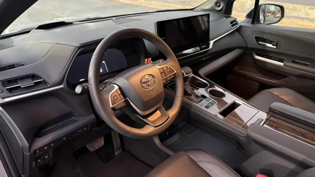 Toyota SIENNA HIBRIDA LIMITED 2025