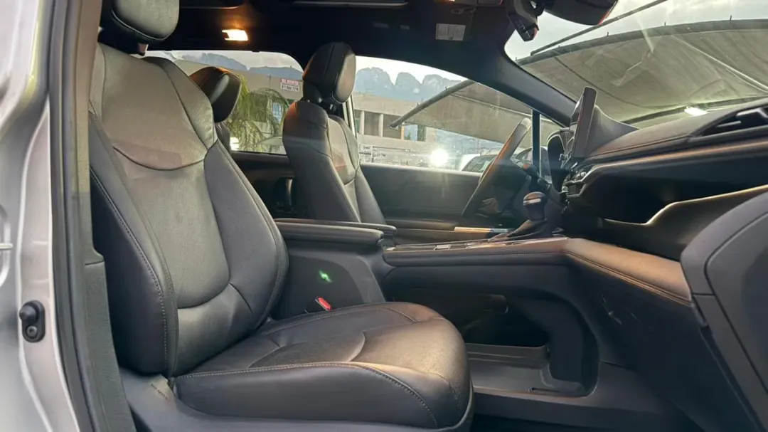 Toyota SIENNA HIBRIDA LIMITED 2025