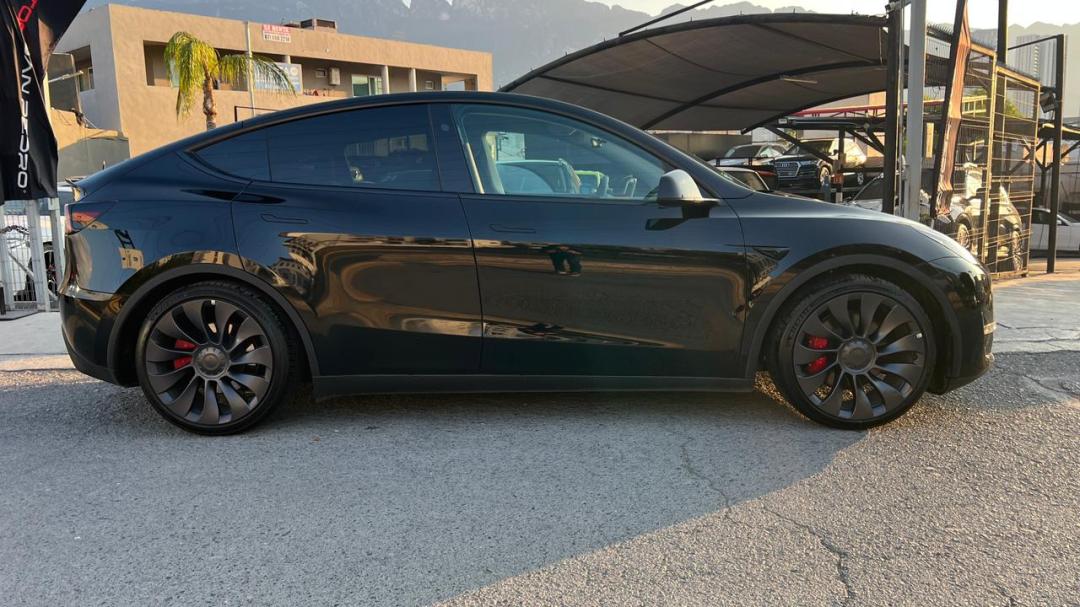 Tesla MODEL Y PERFORMANCE 2025
