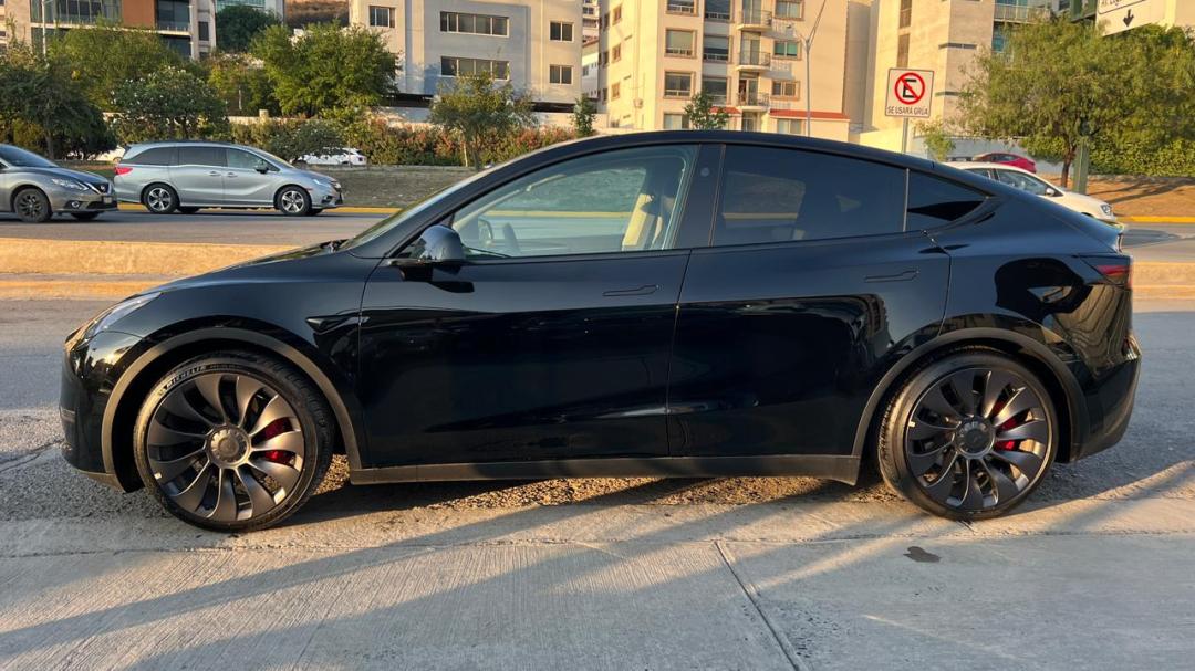 Tesla MODEL Y PERFORMANCE 2025