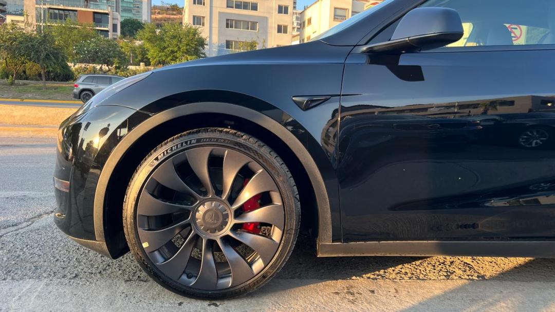 Tesla MODEL Y PERFORMANCE 2025