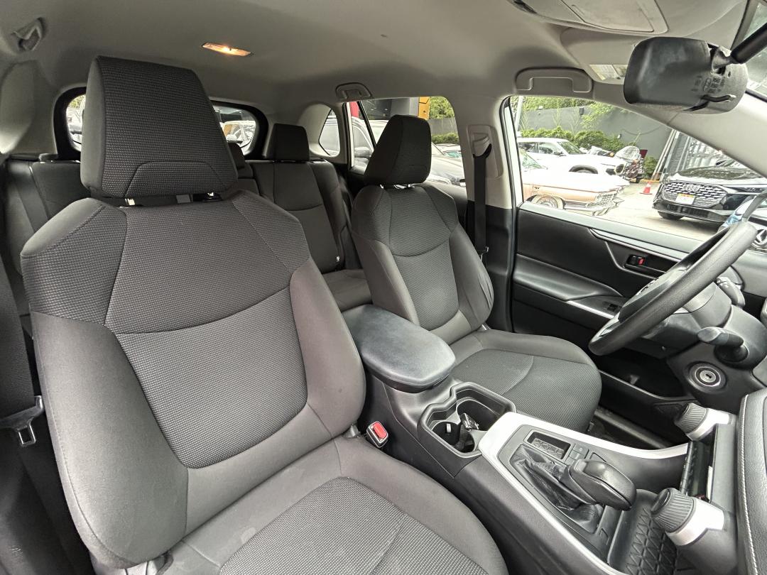 Toyota RAV4 LE 2021