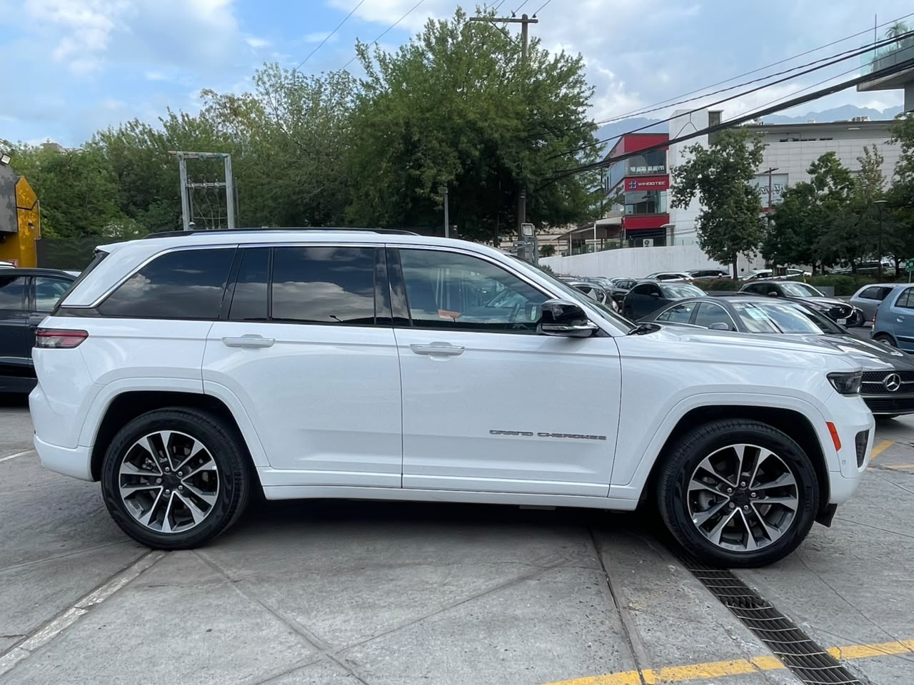 GRAND CHEROKEE OVERLAND